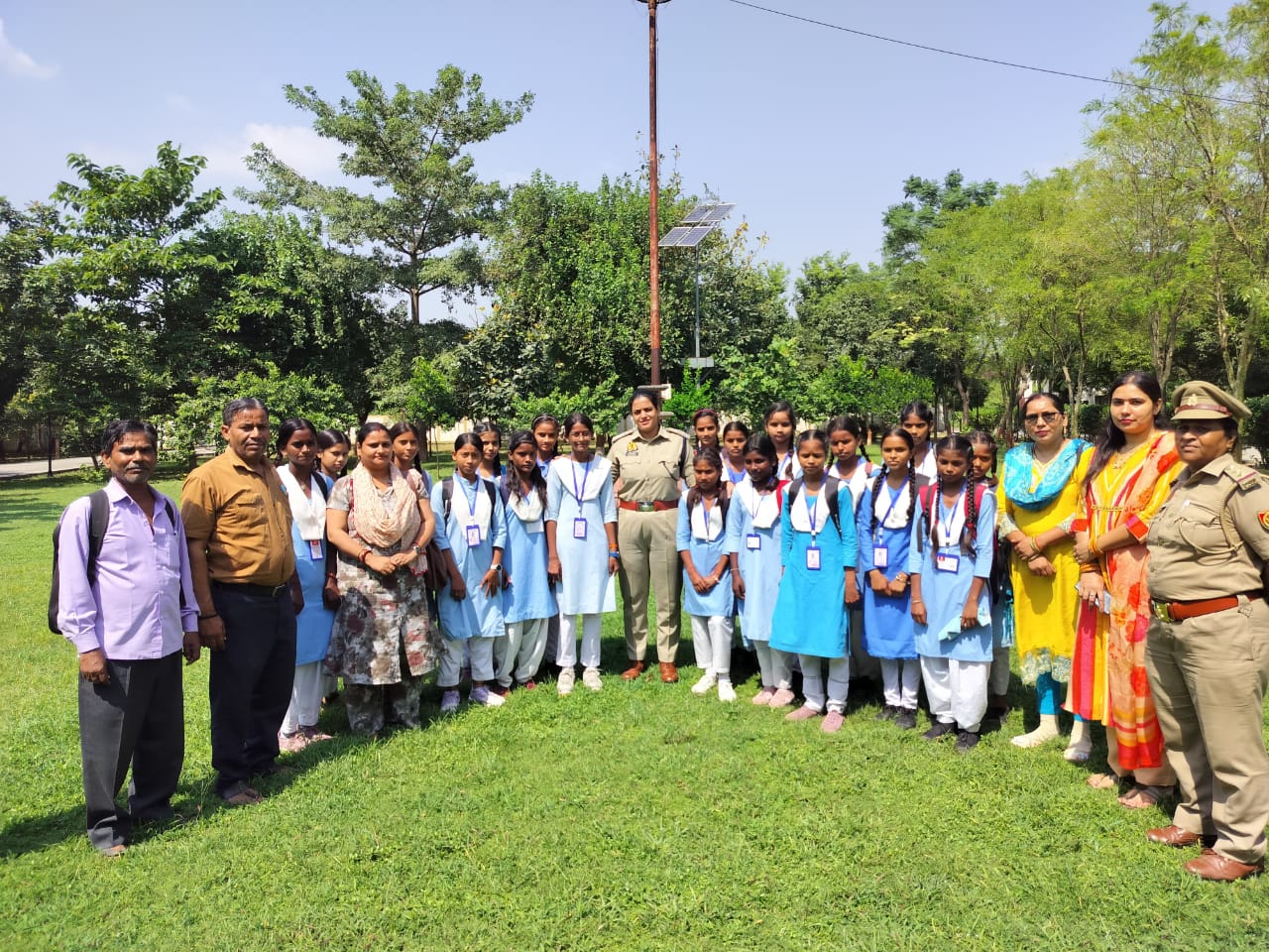 KASGANJ NEWS राजकीय बालिका इंटर कॉलेज पटियाली की छात्राओं ने किया कासगंज एसपी कार्यालय का दौरा, 