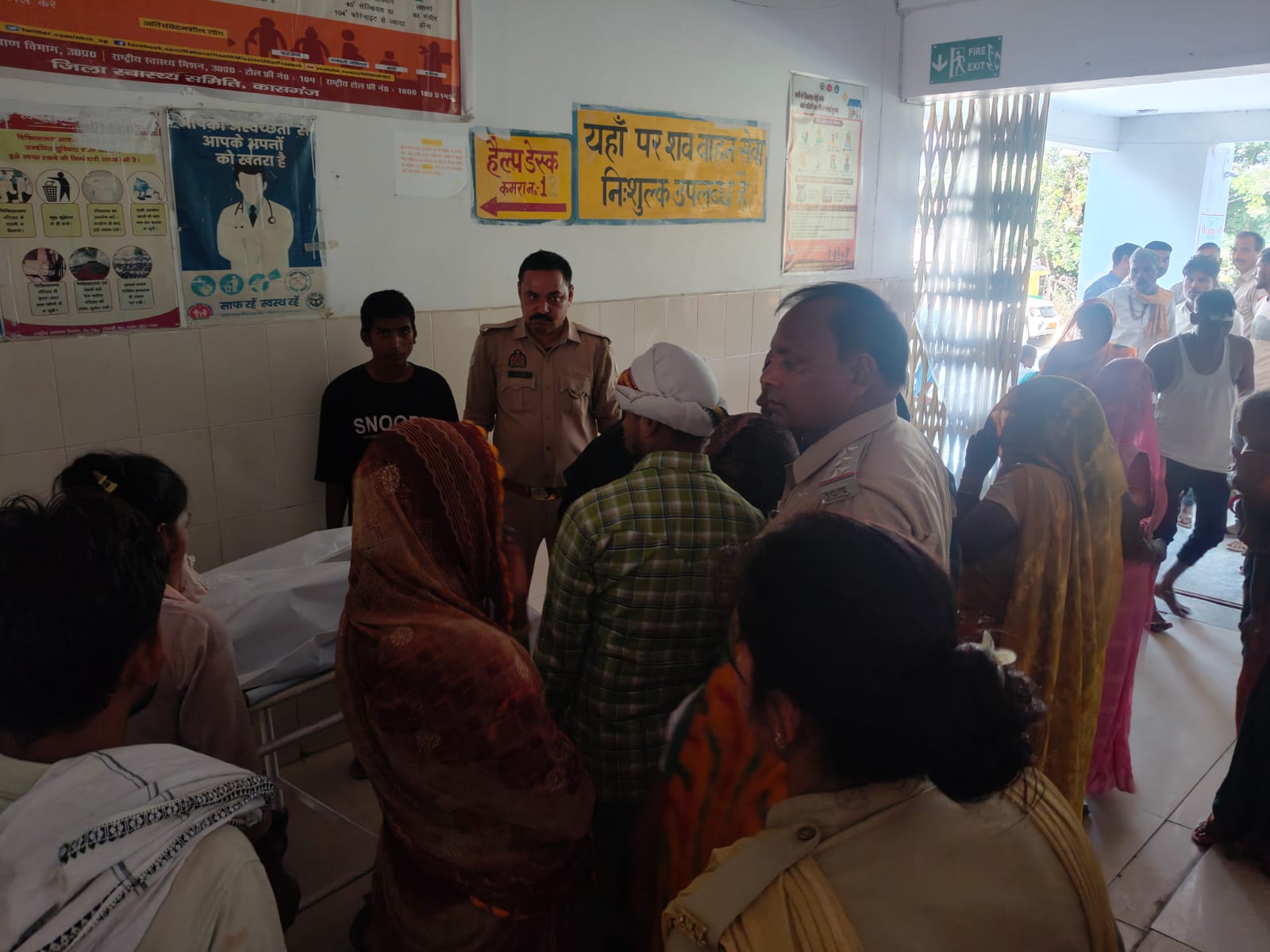 Kasganj news मोबाइल चार्जिंग पर लगाते समय  विद्युत करंट से महिला की दर्दनाक मौत, पुलिस कर रही है विधिक कार्यवाही