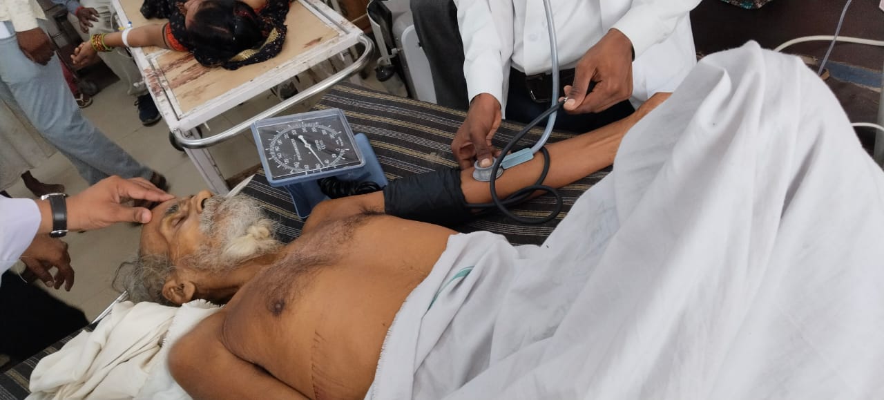 Kasganj news छत से गिरकर हनुमान मंदिर आश्रम के मुख्य संत घायल, जिला अस्पताल में भर्ती