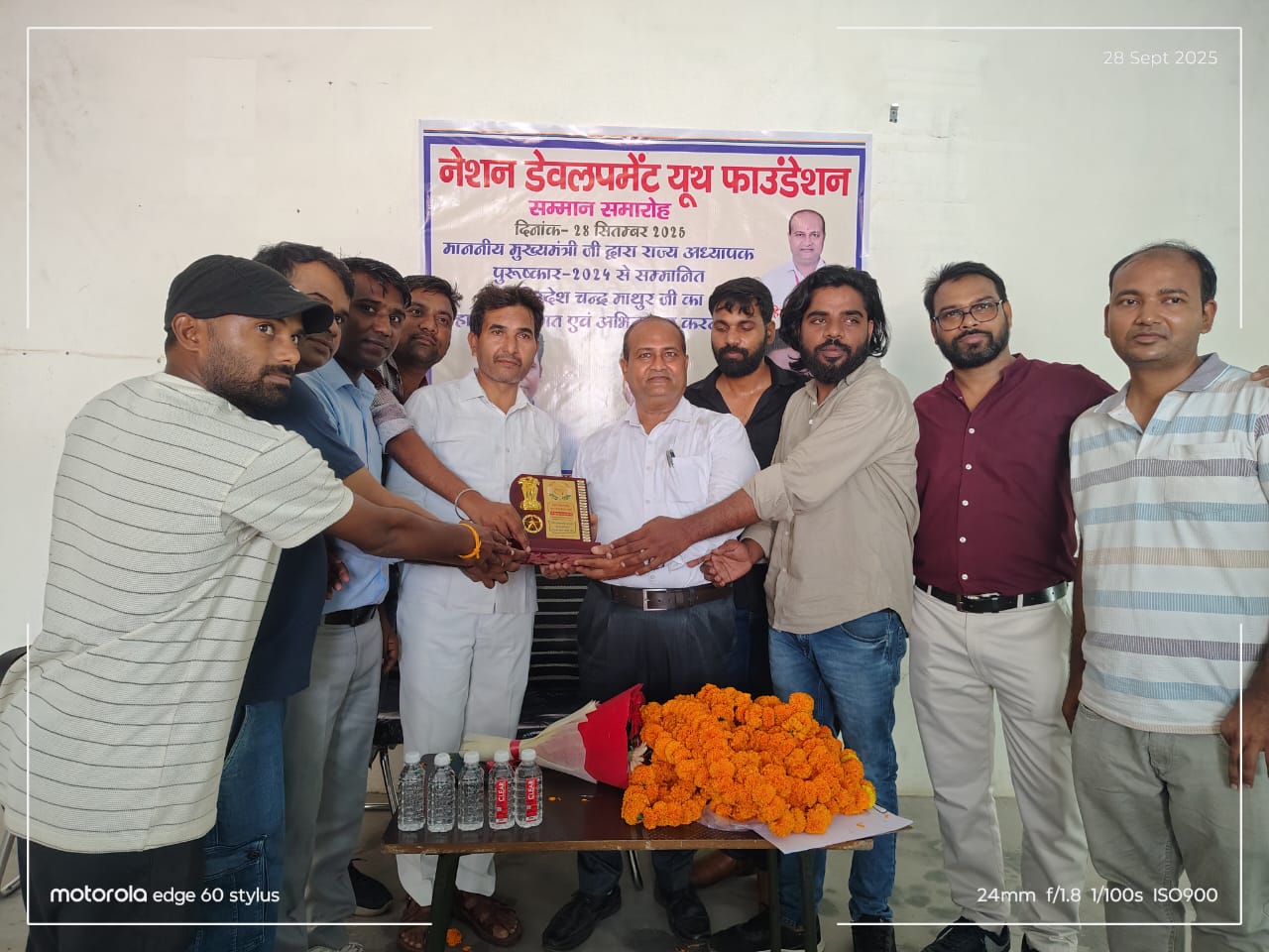 Bareilly News:राज्य अध्यापक पुरस्कार से सम्मानित हिरदेश चंद्र माथुर का बरेली में भव्य स्वागत, छात्रों ने किया गुरु वंदन