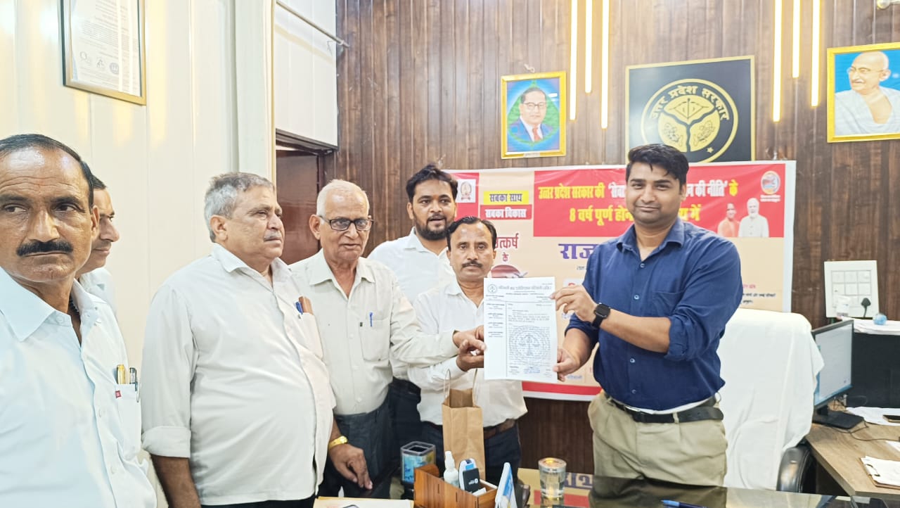 KASGANJ NEWS पटियाली के रजिस्ट्रार कार्यालय में भ्रष्टाचार का बोलबाला, बार एसोसिएशन ने एसडीएम को सौंपा ज्ञापन