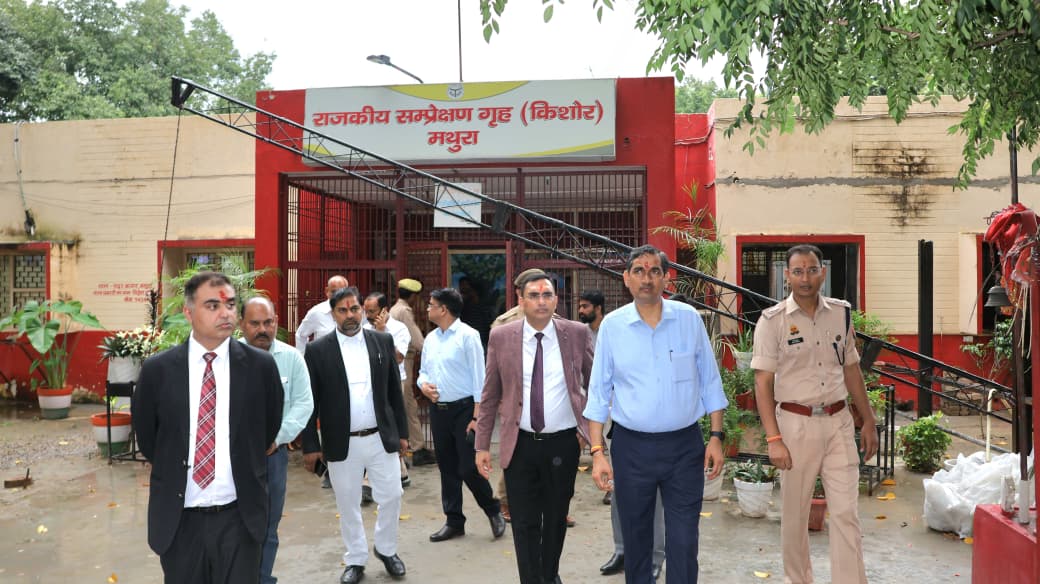 Mathura-News: जिला जज और प्रशासनिक अधिकारियों ने किया जेल-संप्रेक्षण गृह का निरीक्षण
