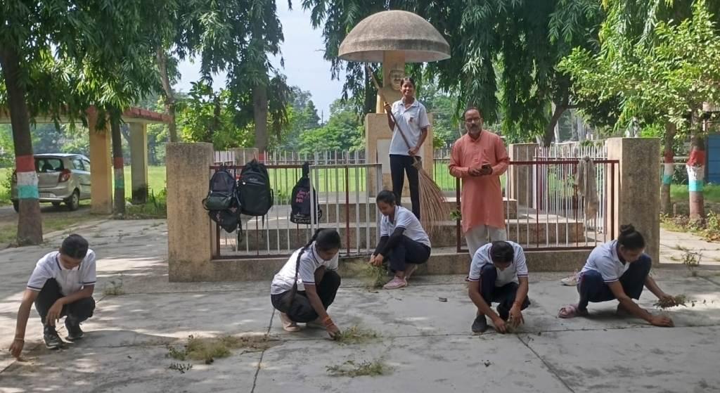 Bareilly News : गांधी जयंती की पूर्व संध्या पर कॉलेज में स्वच्छता ग्राहियों ने चलाया सफाई अभियान