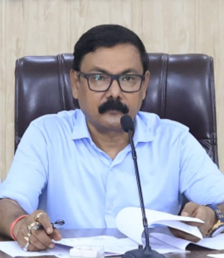 Bareilly News: बुराई कितनी भी बड़ी क्यों न हो, जीत हमेशा सच्चाई की होती है: जिलाधिकारी