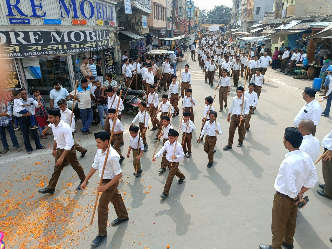 KASGANJ NEWS विजयदशमी पर संघ का शस्त्र पूजन, पथ संचलन में दिखा अनुशासन और शक्ति