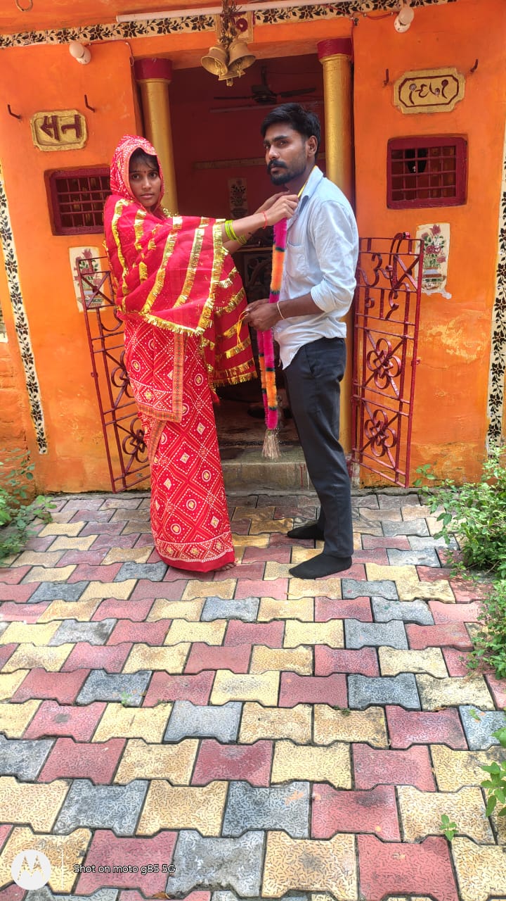 KASGANJ NEWS प्रेमी युगल को पकड़े जाने पर चौकी में कराई गई शादी