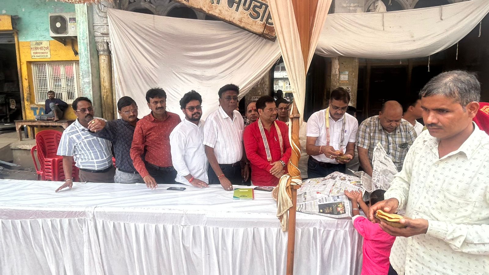 KASGANJ NEWS गांधी-शास्त्री जयंती एवं विजयदशमी पर लायंस क्लब गोल्ड कासगंज द्वारा विशाल भंडारा