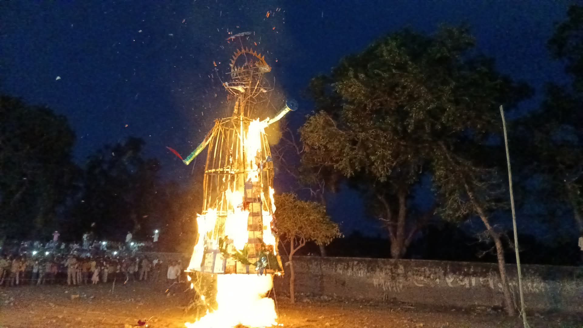 Badaun News: राम की जय, रावण का अंत – कादरचौक में हजारों लोगों ने देखा धर्म की विजय