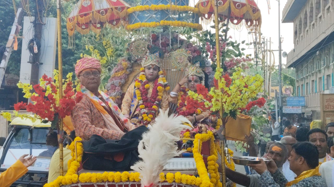 Mathura News: धूमधाम से निकली श्रीकृष्ण-बलराम शिक्षा शोभायात्रा, नगरवासियों ने किया स्वागत, आरती उतारी