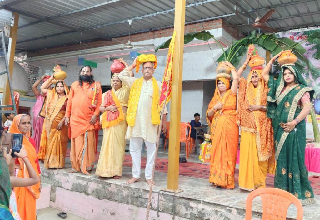 Bareilly News : राधाकृष्ण मंदिर परिसर में कलश यात्रा उपरांत सात दिवसीय श्रीमद भागवत कथा का हुआ शुभारम्भ