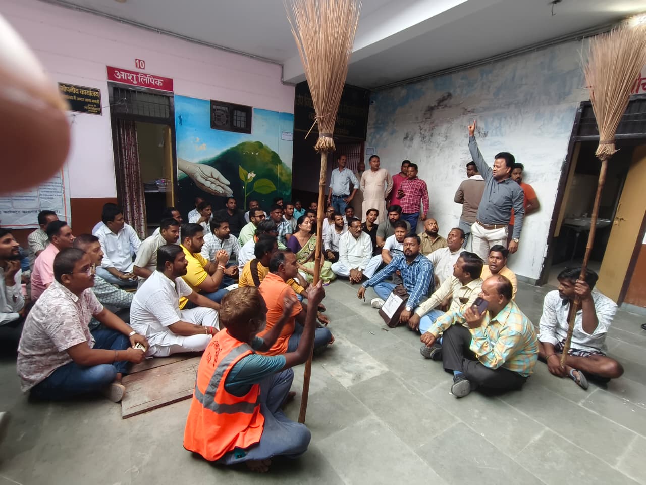 KASGANJ NEWS नगर पालिका चैयरमेन पति और डोर टू डोर कर्मचारी में एसडीएम कार्यालय में नोंकझोंक, एसडीएम को करना पड़ा हस्तक्षेप