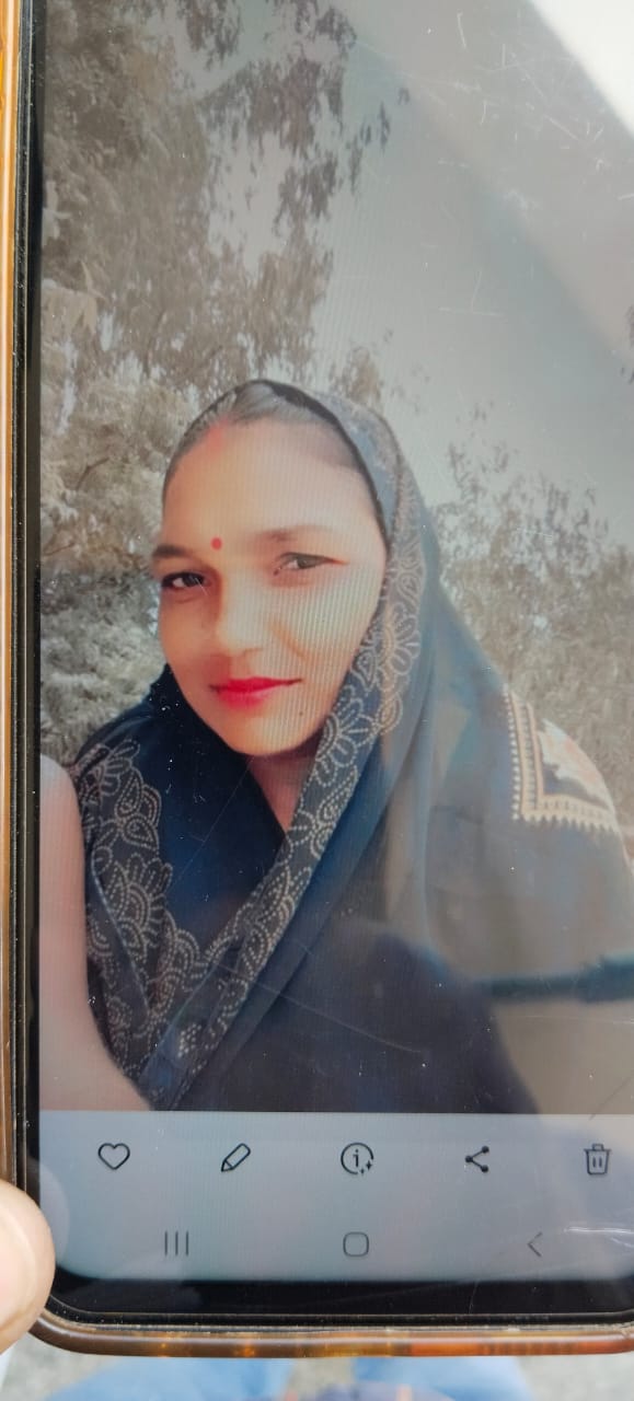 KASGANJ NEWS तेज रफ्तार ट्रक की टक्कर से महिला की मौत, बेटा गंभीर घायल