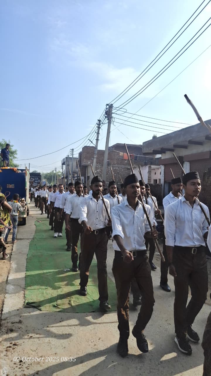 Mathura News: मथुरा में 41 स्थानों पर निकला पथ संचलन, दिखा शौर्य और अनुशासन