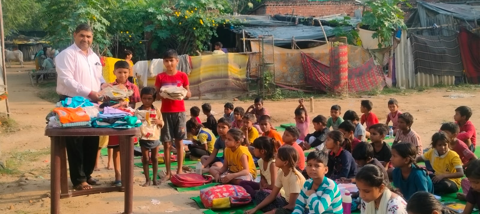 Mathura-News: दीपावली से पहले नए कपड़े पाए तो नन्हें चेहरे खिलखिलाए