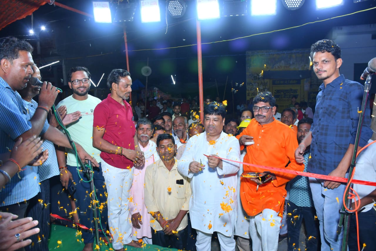 Badaun News:रुदायन में ज्वालामुखी मंदिर पर रामलीला का भव्य शुभारंभ, भाजपा नेता मुरली मनोहर गुप्ता ने किया उद्घाटन