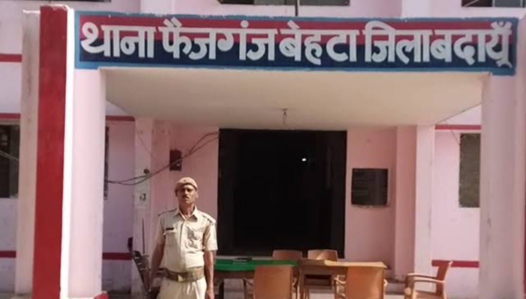 Badaun News:तेज रफ्तार अज्ञात वाहन की टक्कर से युवक की मौत, शव रख सड़क पर न्याय की मांग