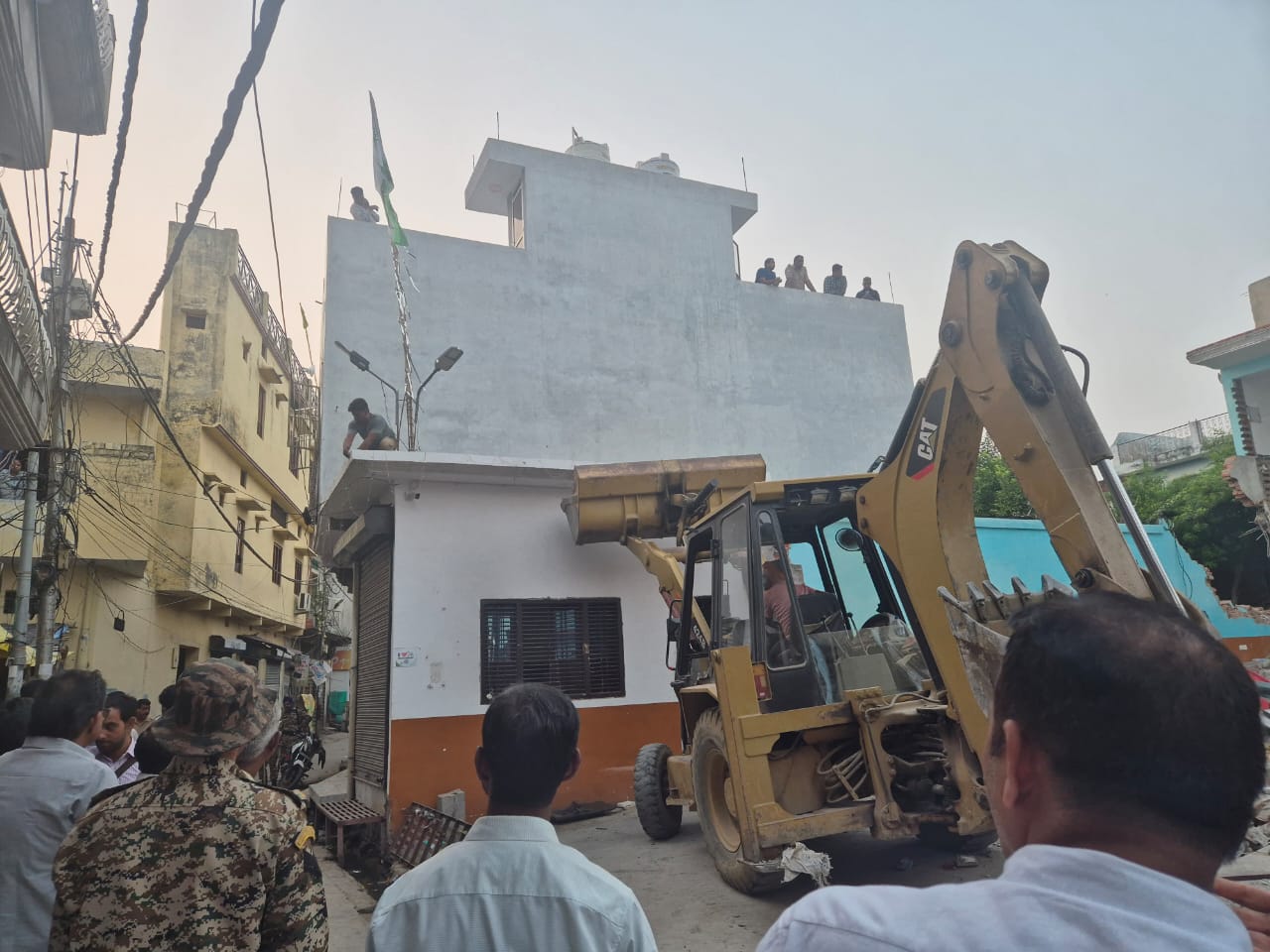 Bareilly News – बरेली उपद्रव: तौकीर के करीबी नफीस का बरातघर जमींदोज, दूसरे दिन भी चले बुलडोजर और हथौड़े