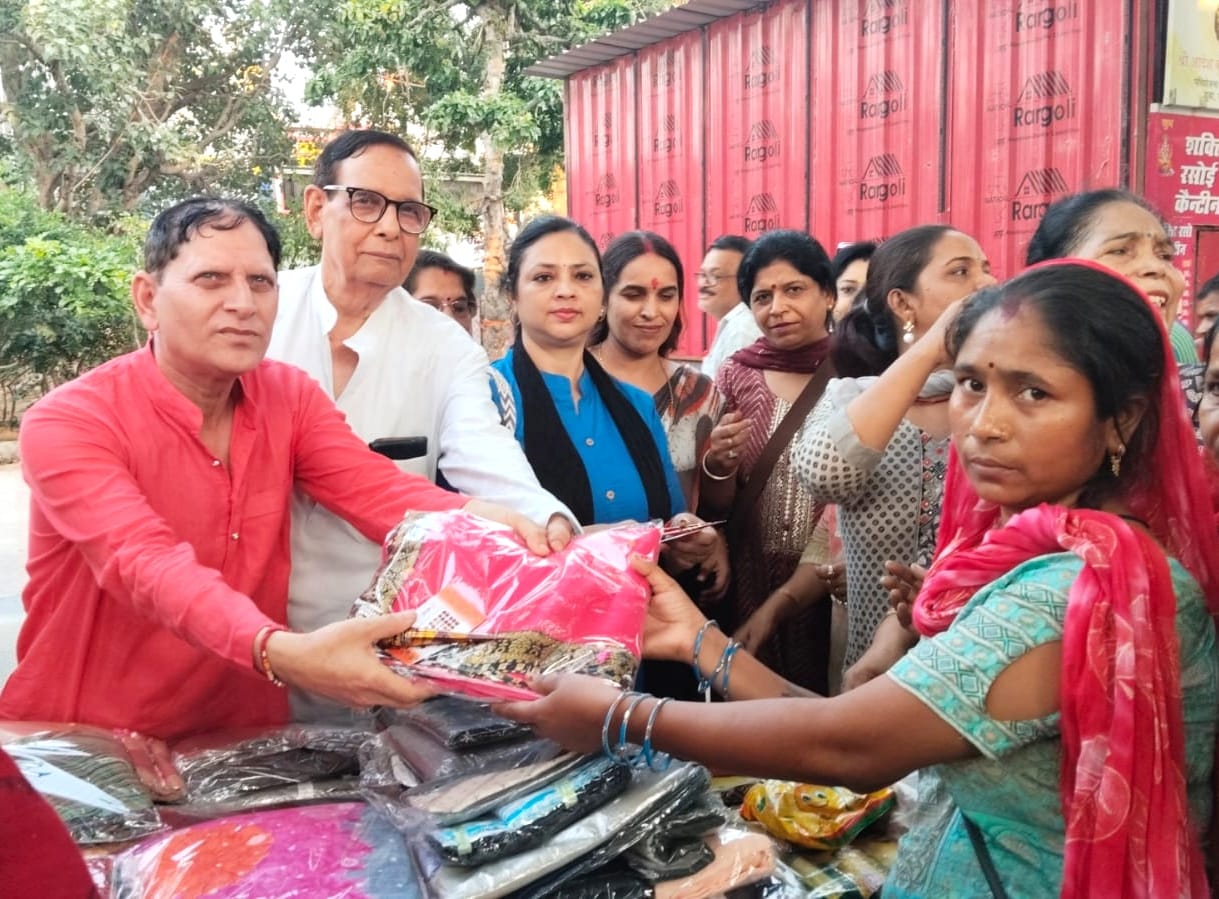 Mathura News: मानवता की मिसाल: बृज यातायात समिति ने जिला अस्पताल में मरीजों को दिए उपहार