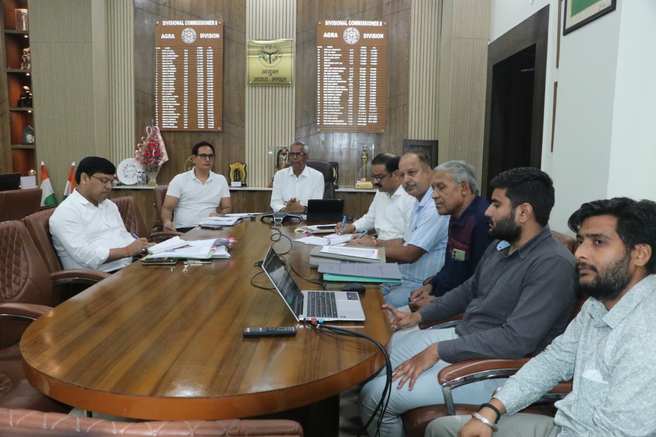 Agra News:मतदाता संख्या बढ़ाने को लेकर मंडल आयुक्त ने की समीक्षा बैठक, अधिकारियों को सौंपी जिम्मेदारी