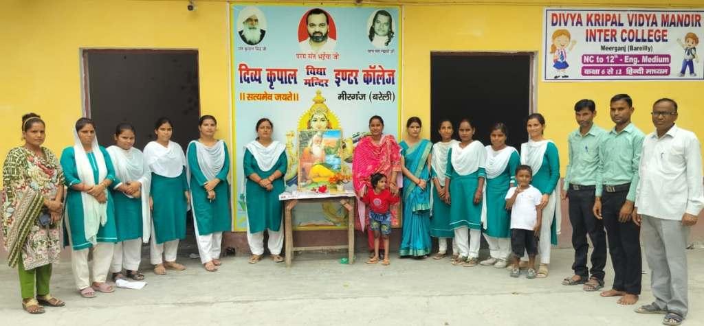 Bareilly News : दिव्य कृपाल कॉलेज में महर्षि बाल्मीकि को श्रद्धापूर्वक नमन कर धूमधाम से  मनाई गयी जयंती