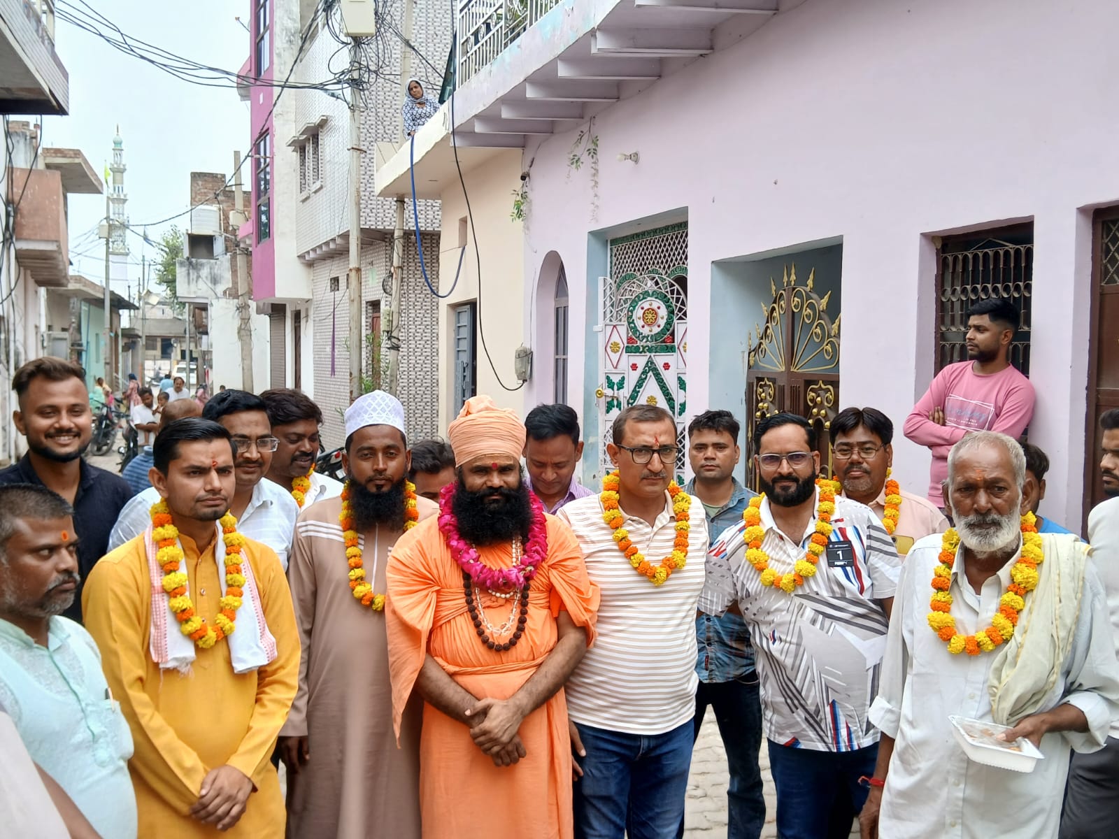 Mathura News:  मथुरा में दिखी गंगा-जमुनी तहजीब की झलक, महंत और मौलाना ने किया सड़क का उद्घाटन