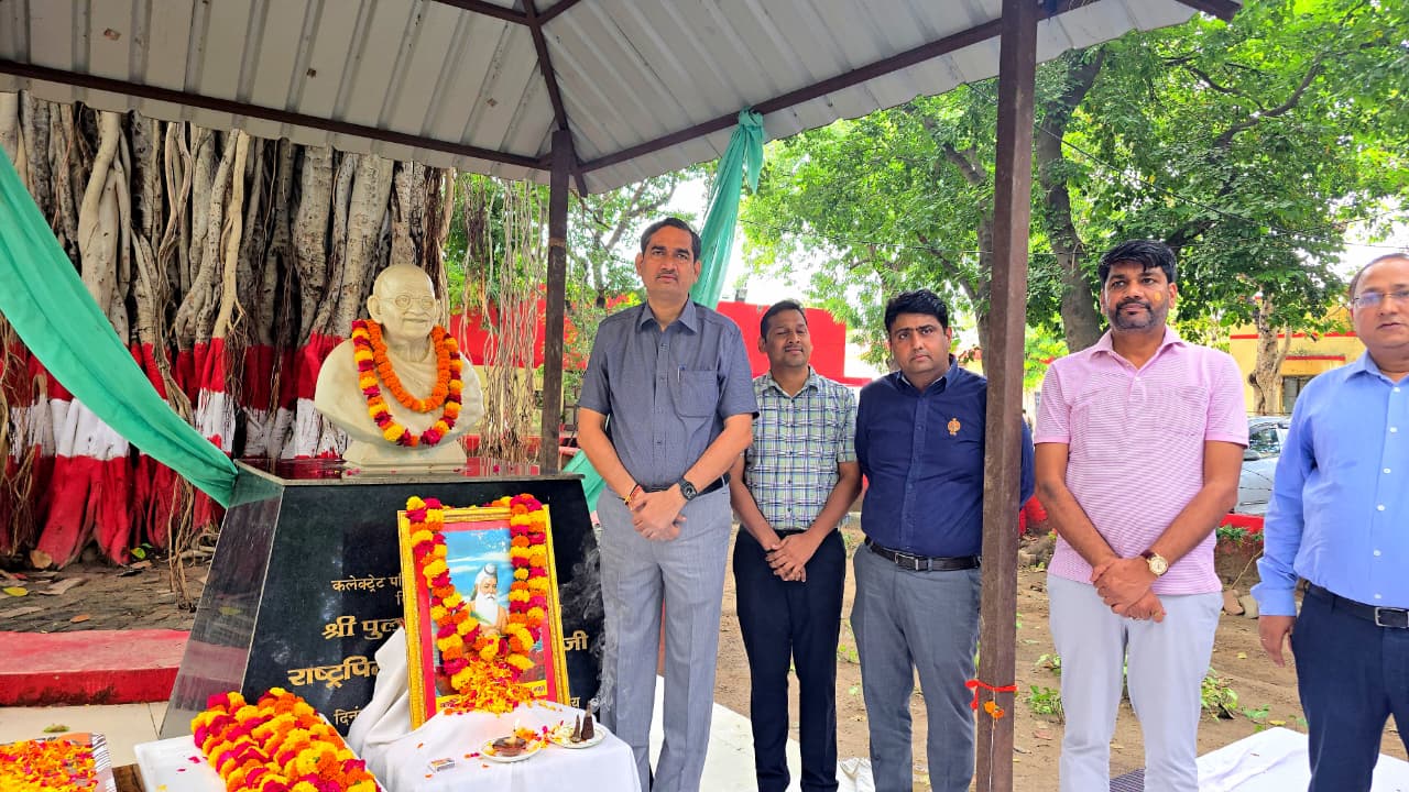  Mathura News: महर्षि वाल्मीकि जयंती पर कलेक्ट्रेट में रामायण का पाठ, जिलाधिकारी ने दी श्रद्धांजलि