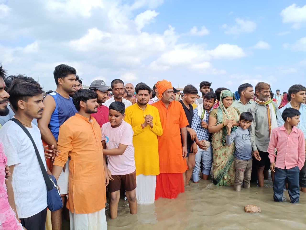 Badaun News:आस्था की मिसाल: छछऊ धाम से कछला गंगा घाट तक 9001 नारियलों का ऐतिहासिक विसर्जन, हजारों श्रद्धालु बने साक्षी