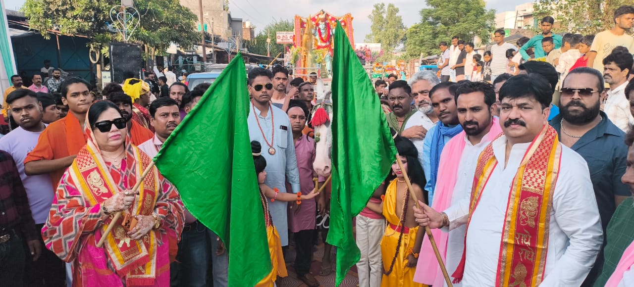 Badaun News:पूर्व मंत्री आबिद रजा और चेयरमैन फात्मा रजा ने बाल्मीकि जयंती शोभायात्रा को दिखाई हरी झंडी, कर्मचारियों के लिए दीपावली बोनस की घोषणा