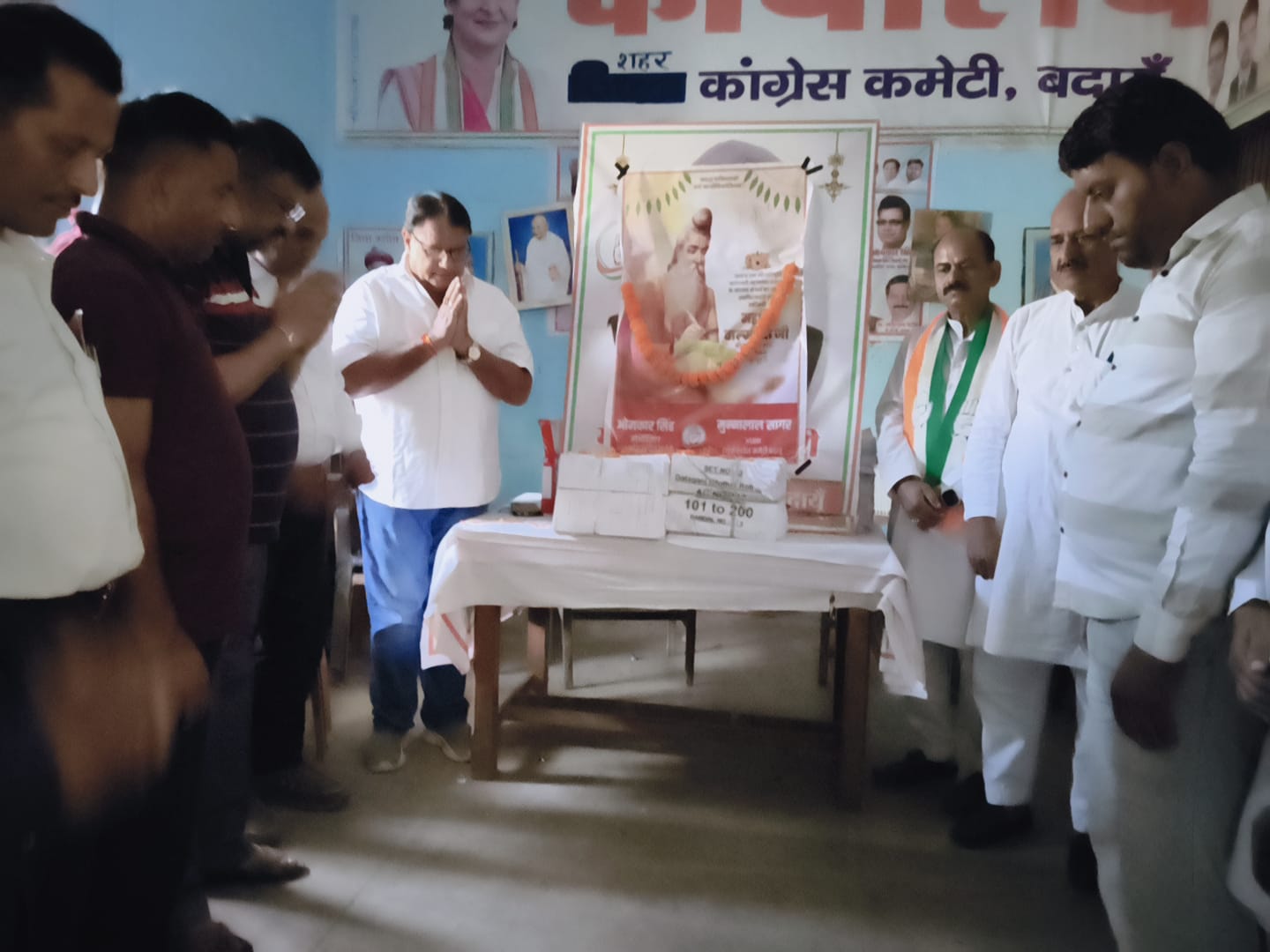 Badaun News:महर्षि वाल्मीकि जयंती पर कांग्रेस ने की श्रद्धांजलि सभा, अजय राय के जन्मदिन पर लड्डू बांटकर मनाया जश्न