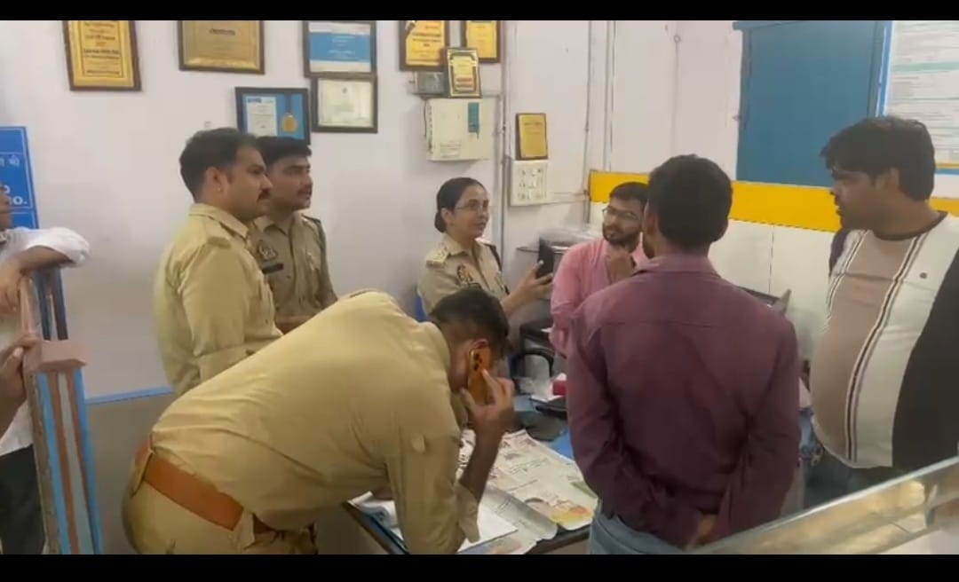 KASGANJ NEWS सहावर की कैनरा बैंक में तीन लाख 80 हजार रुपये से भरा थैला गायब, पुलिस ने शुरू की तलाश