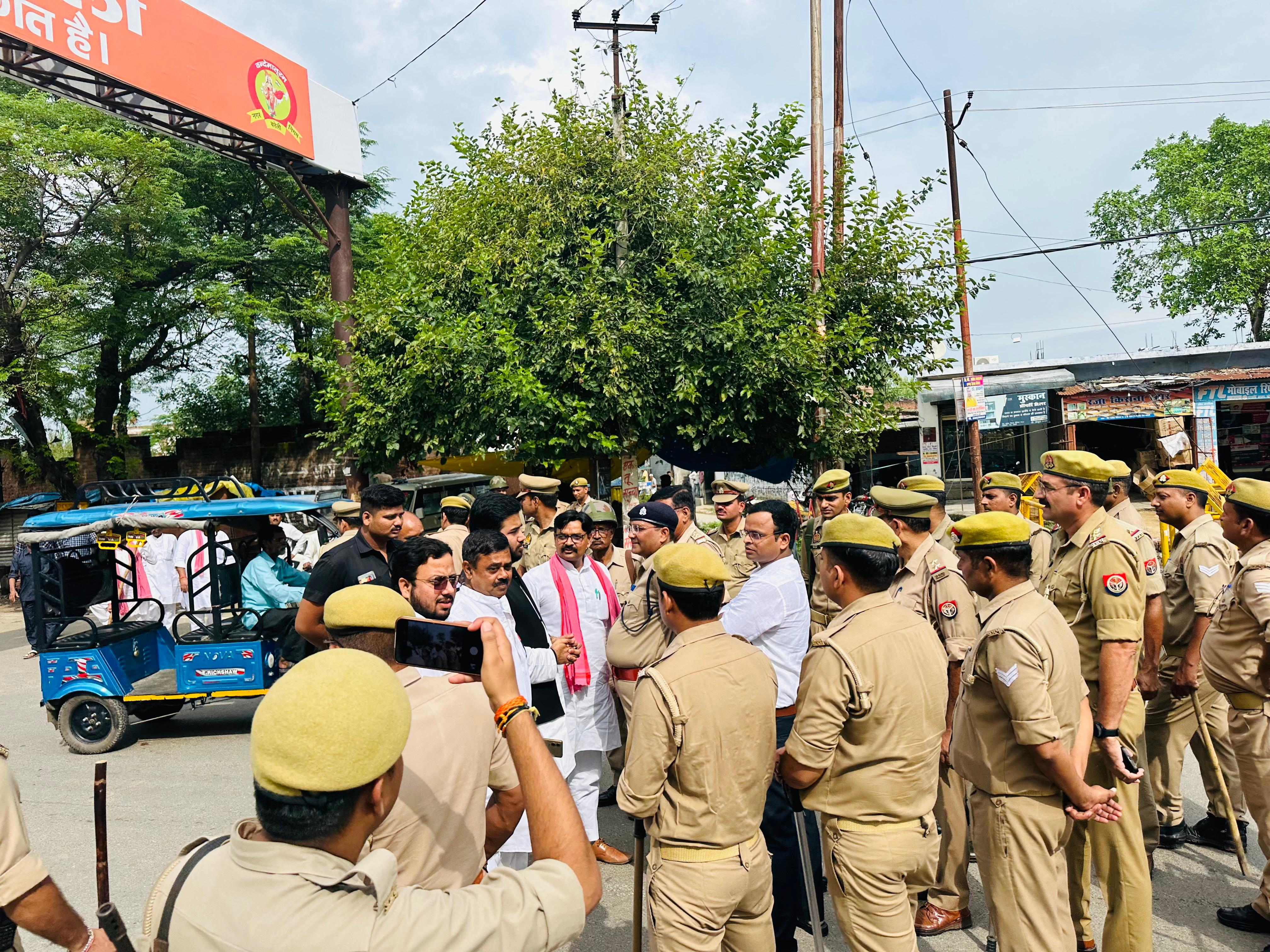 Bareilly News: अखिलेश यादव से मिलने जा रहे सपा नेताओं को पुलिस ने रोका, जमकर हंगामा, घंटों जाम रहा हाईवे