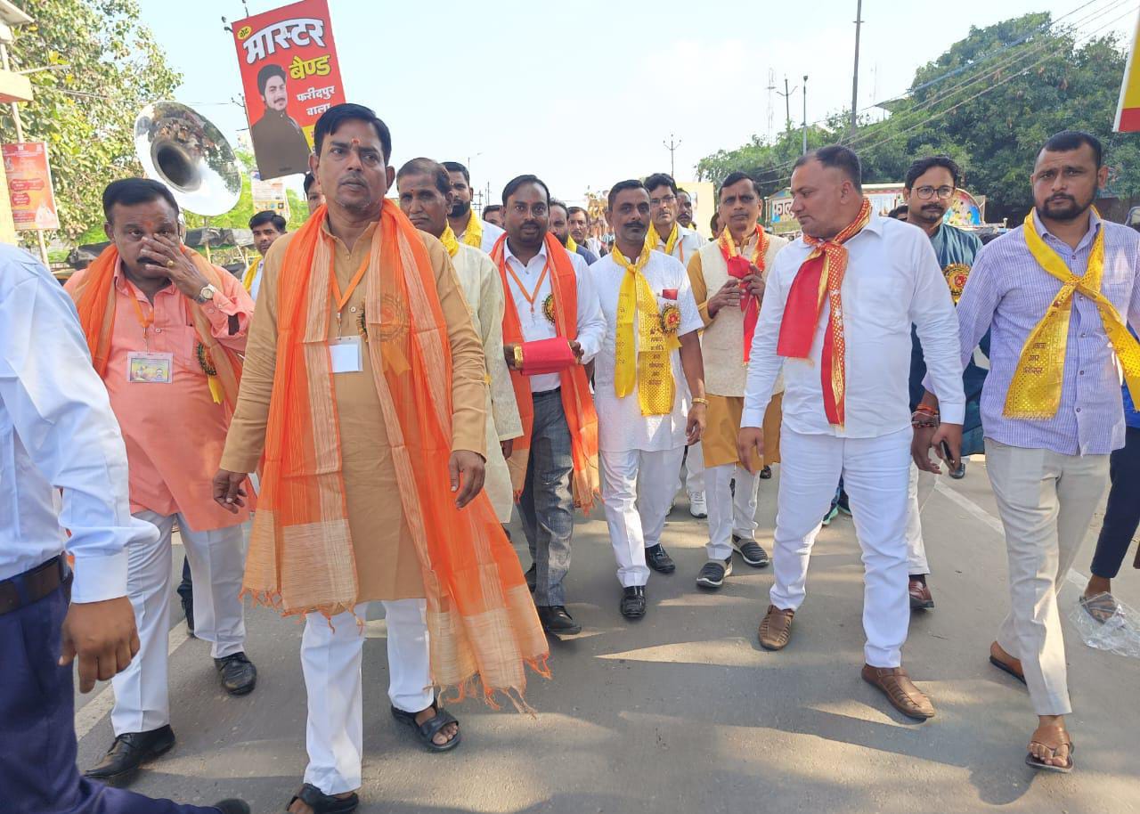 Bareilly News: फरीदपुर में धूमधाम से निकाली गई बाल्मीकि की शोभायात्रा