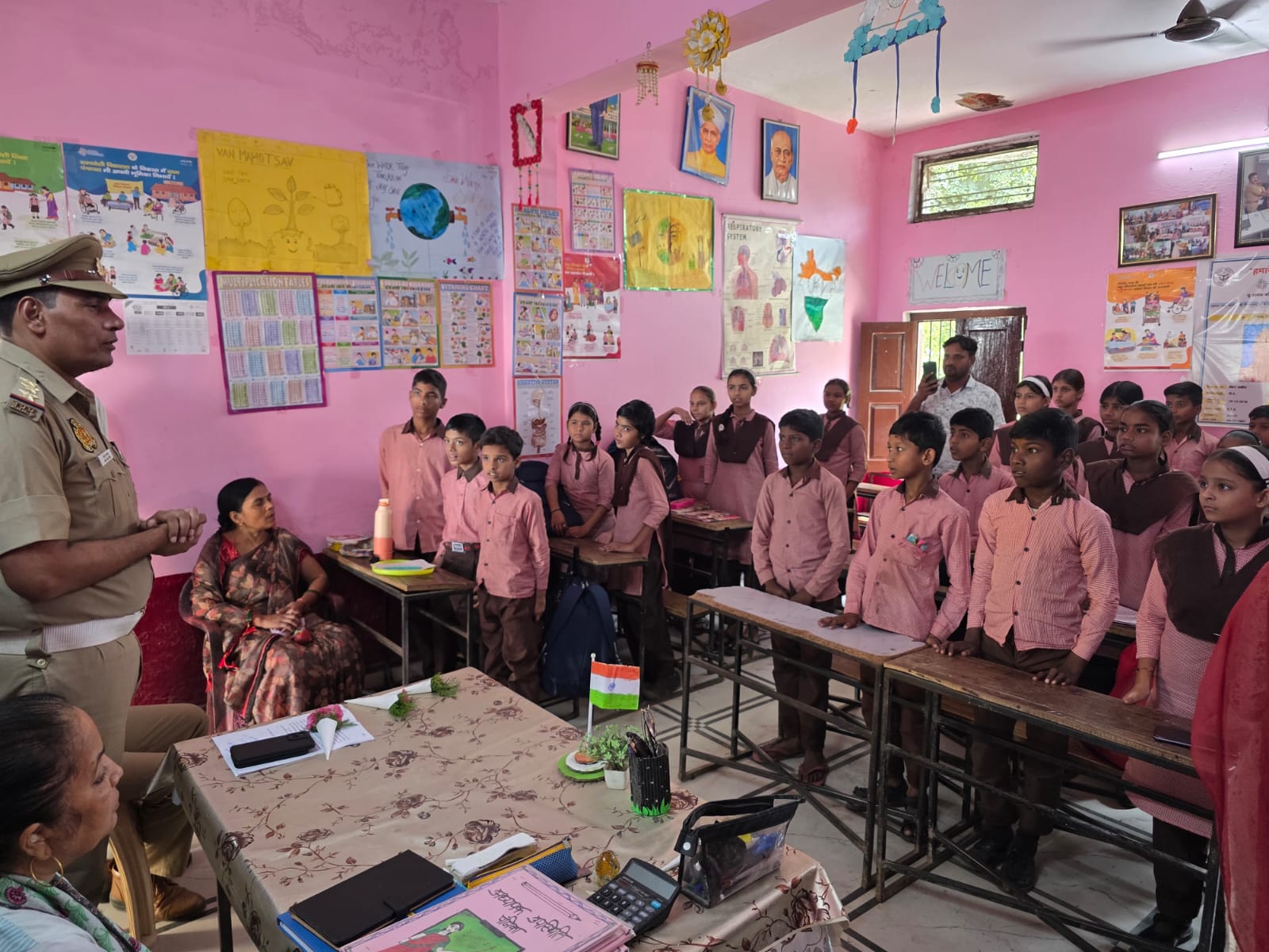 Badaun News:ट्रैफिक पुलिस ने स्कूली बच्चों को यातायात नियमों के प्रति किया जागरूक