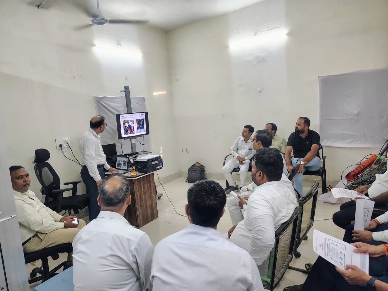 Mathura News-वृंदावन रोड स्टेशन पर ‘कवच’ तकनीक का फील्ड प्रशिक्षण, रेल सुरक्षा में बढ़ेगी मजबूती