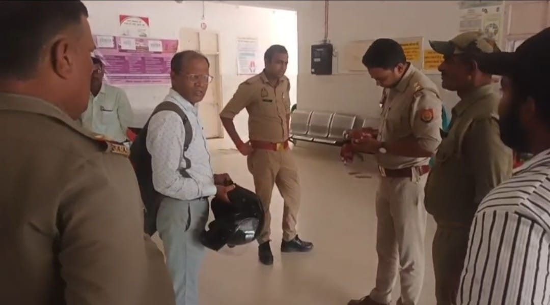 KASGANJ NEWS अस्पताल निरीक्षण करने पहुँचे FSSO से मेडिकल ऑफिसर ने की मारपीट, दी गालियाँ