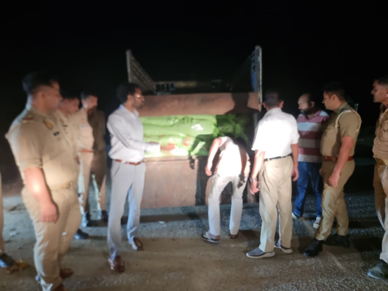 KASGANJ NEWS कासगंज में नकली डीएपी खाद का बड़ा भंडार पकड़ा गया, दो गोदाम सीज — पुलिस व कृषि विभाग की संयुक्त कार्रवाई