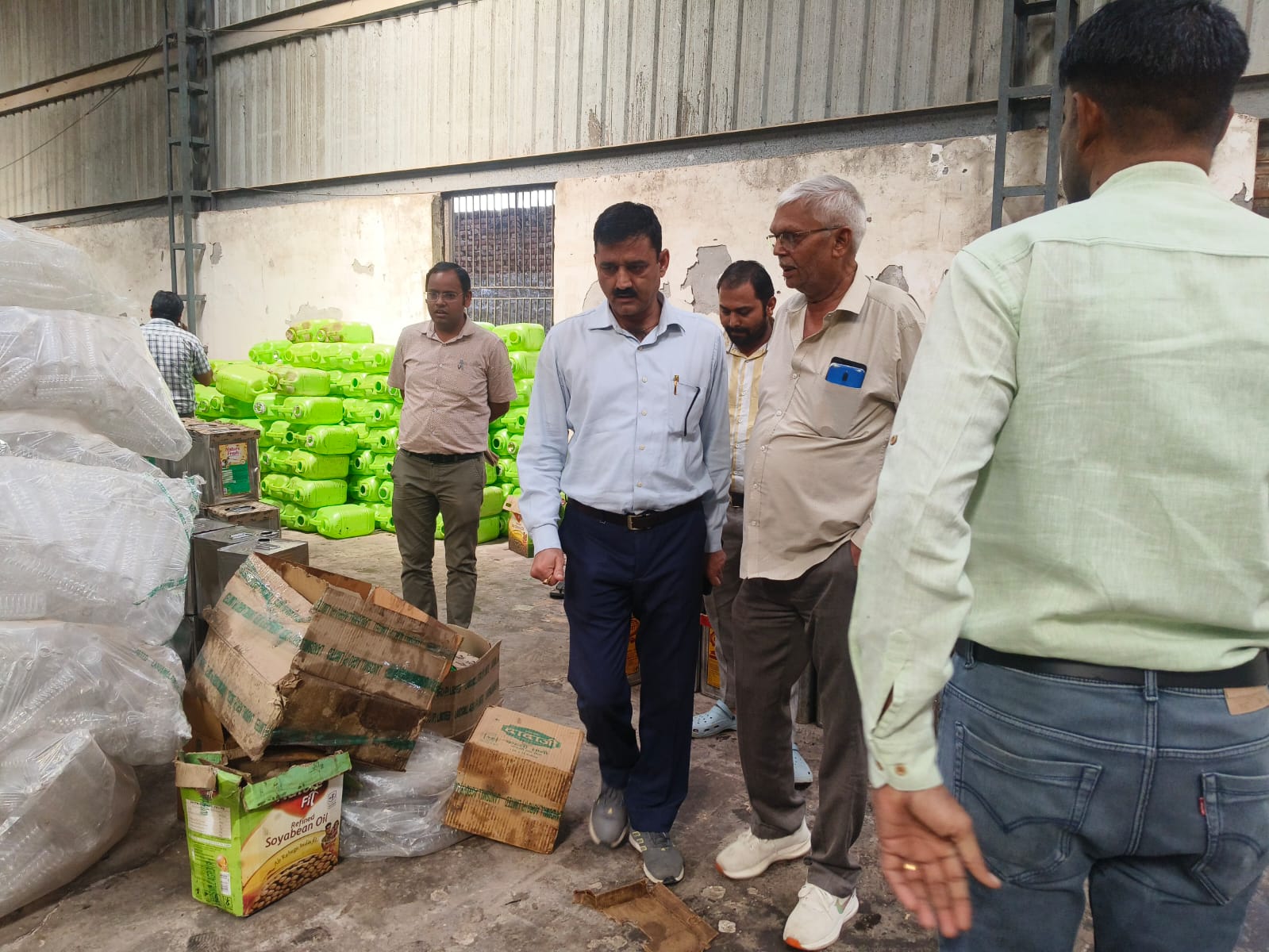 Mathura-News: दिवाली से पहले मिलावट पर वार, खाद्य विभाग ने 3957 लीटर तेल जब्त किया