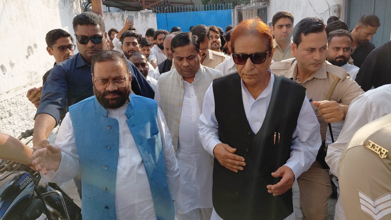 Rampur News: रामपुर में बढ़ी सियासी गर्मी: स्वामी प्रसाद मौर्य की मुलाकात ने बढ़ाई अटकलें