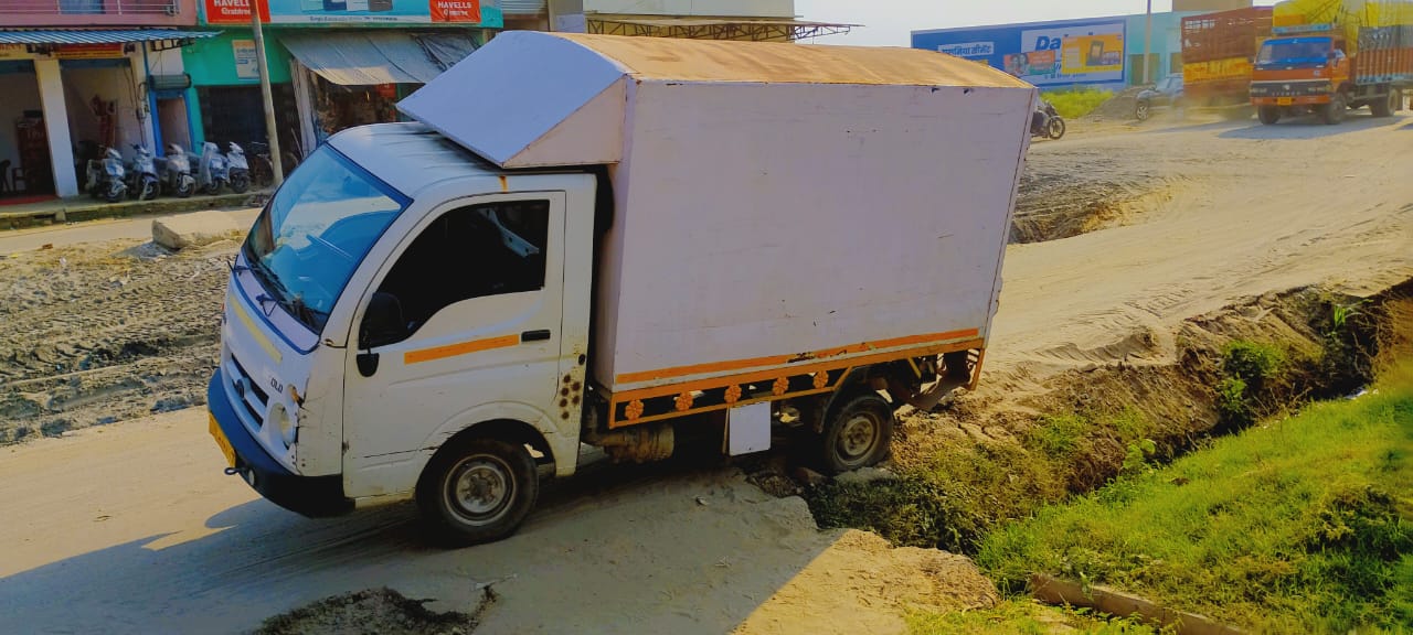 Bareilly News: नाले की दीवार गिरने से पानी निकासी बंद, वाहन निकालने में हो रही दिक्कत