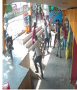 Bareilly News-दबंगों का कहर: खाद की दुकान में लाठी-डंडे हमला, घटना CCTV में कैद, रिपोर्ट दर्ज