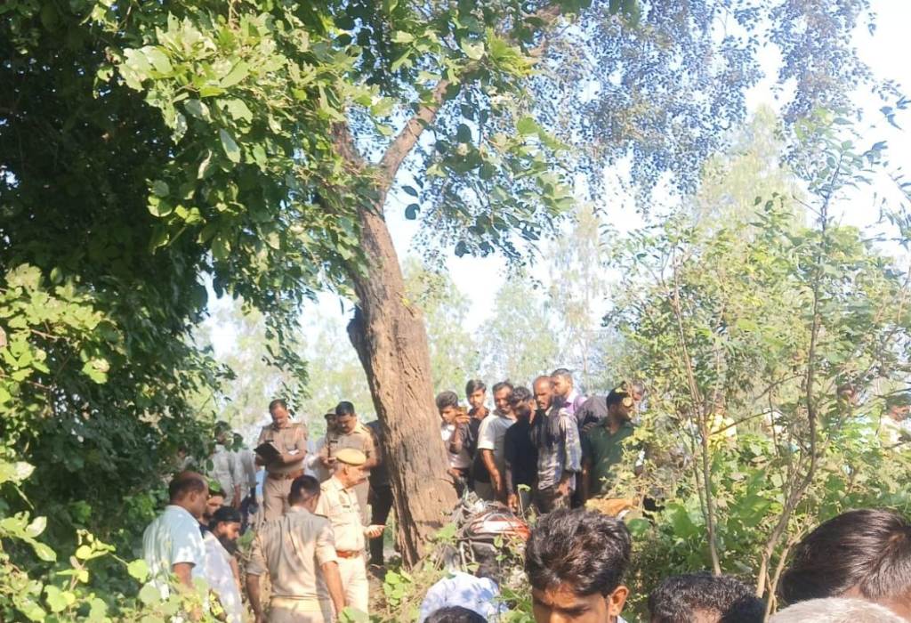 Bareilly News : अनियंत्रित बाइक शीशम के पेंड़ से टकराई, बाइक सवार दोनों की मौत, मृतकों के परिवार में मचा कोहराम