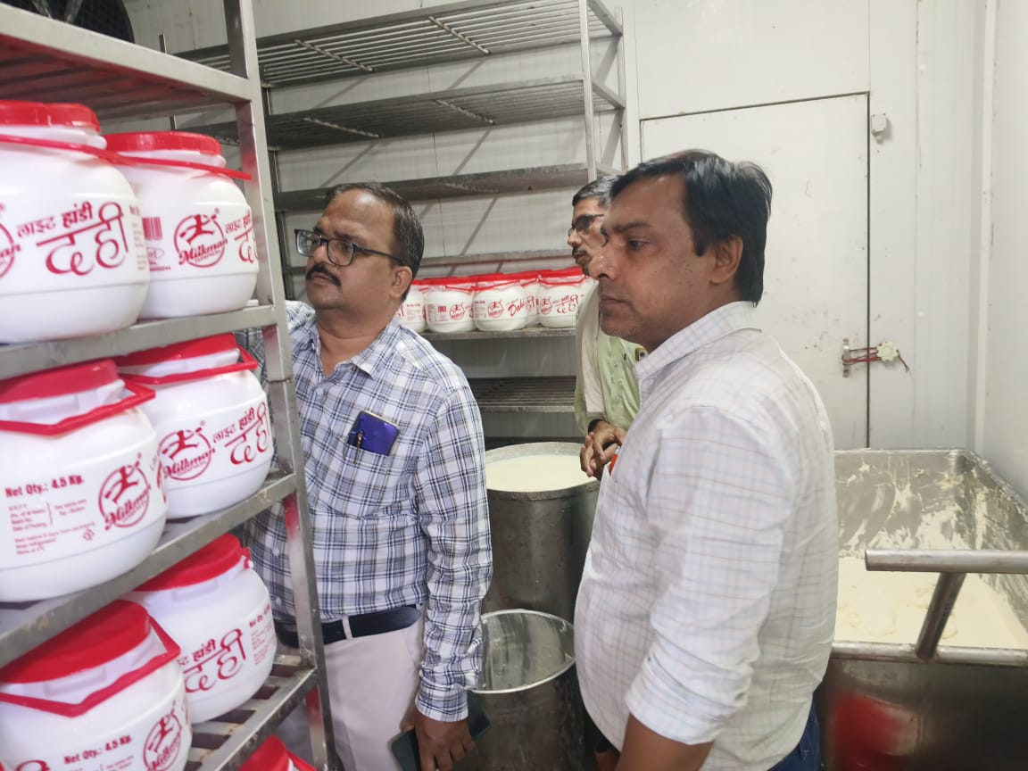 Mathura News: दिवाली से पहले मिलावट पर वार, खाद्य सुरक्षा विभाग ने की छापेमारी, पेड़ा-पनीर नष्ट कराया