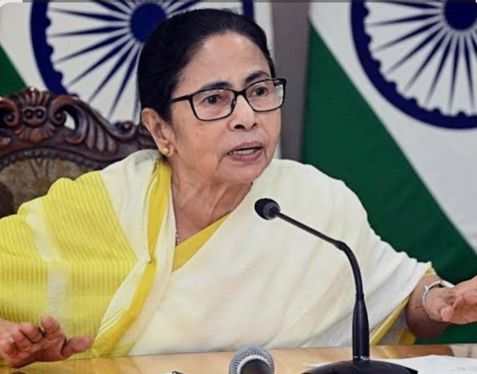 ममता का बयान: रात में न निकलें लड़कियां, मामला गरमाया