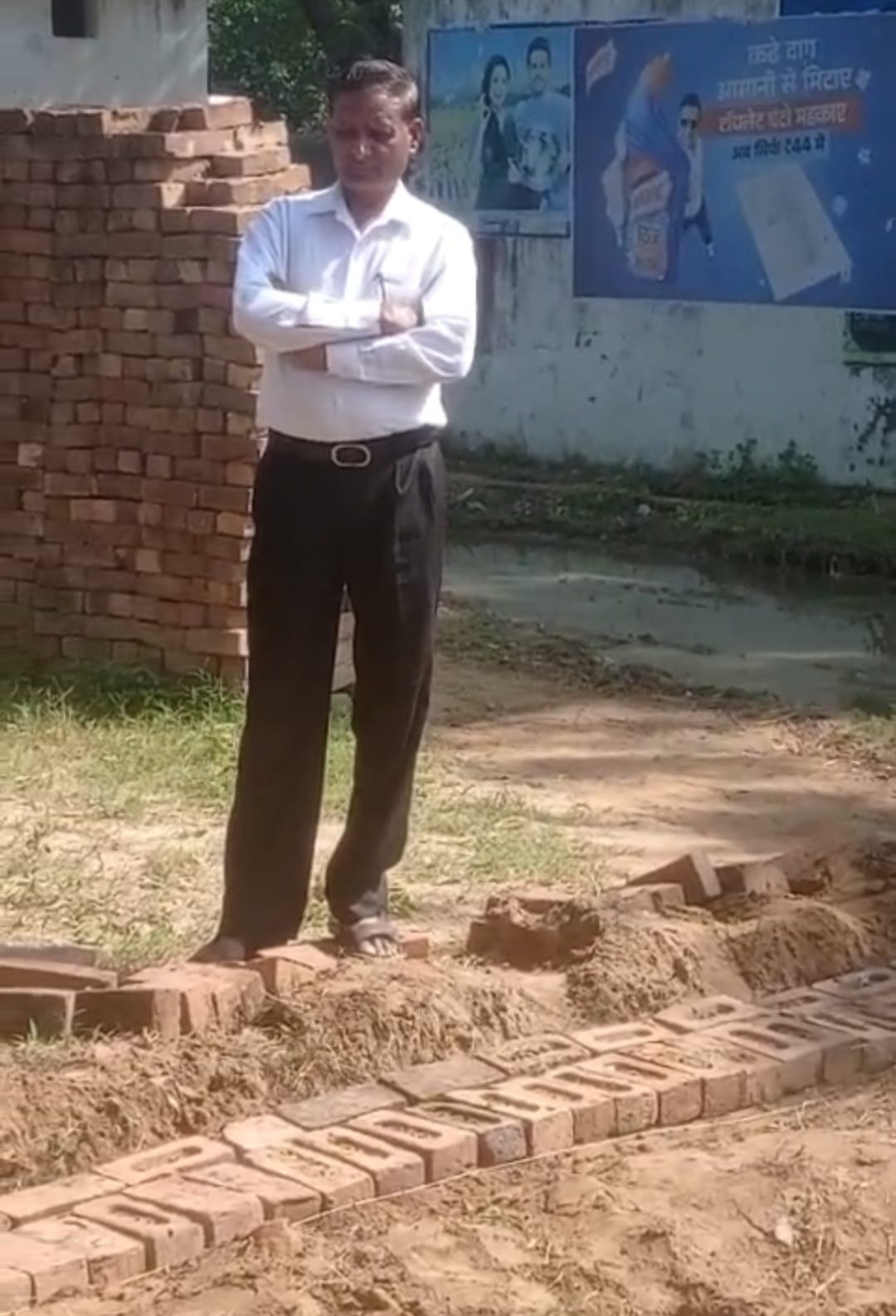 Badaun News:बदायूं में सरकारी रास्ते पर कब्जा: उदयवीर सिंह ने ग्रामीणों की राह में डाली दीवार, ग्रीश ने SDM से लगाई गुहार