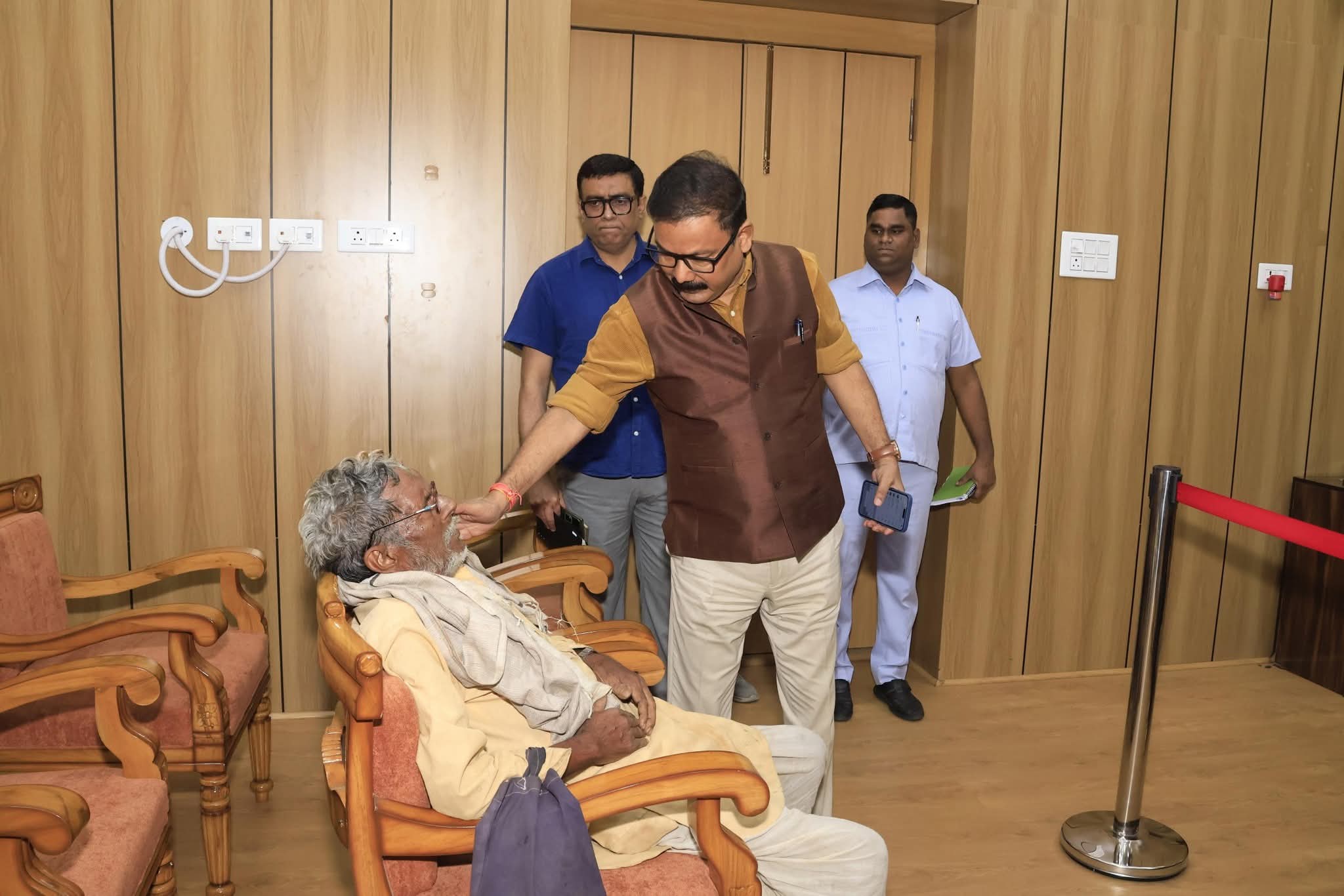 Bareilly News- फरियाद लेकर आए बुजुर्गों की जिलाधिकारी कार्यालय पर बिगड़ी तबीयत