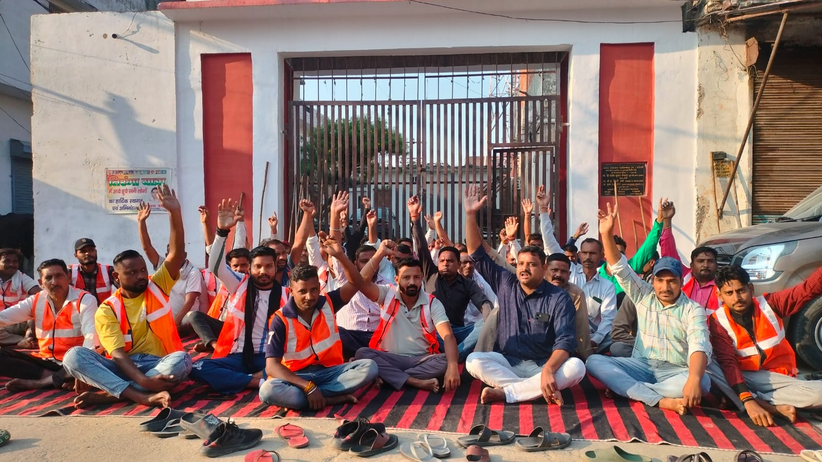 Bareilly News- फतेहगंज पश्चिम नगर पंचायत सफाई कर्मचारी विभिन्न मांगों को लेकर बैठे हड़ताल पर 