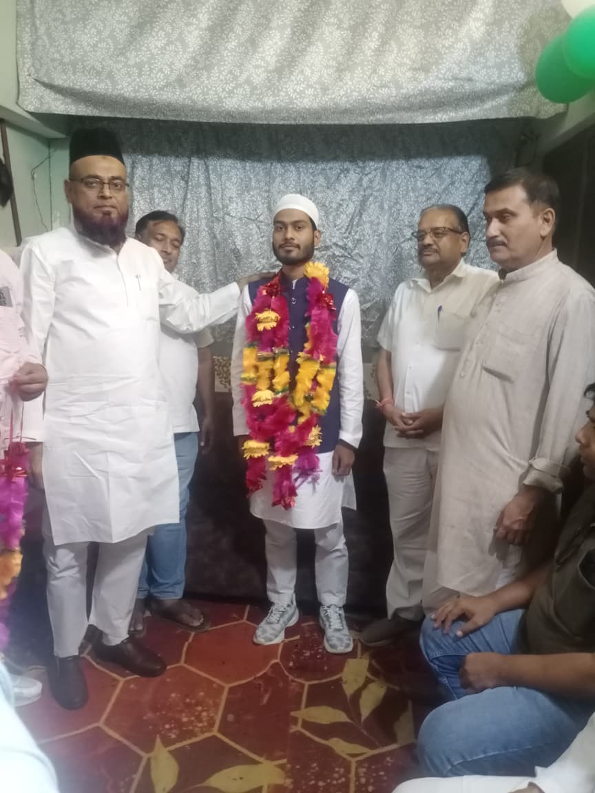 Bareilly News:शाहिद अंसारी वाल्दा संग उमरा रवाना, लोगों ने दुआओं से नवाजा 