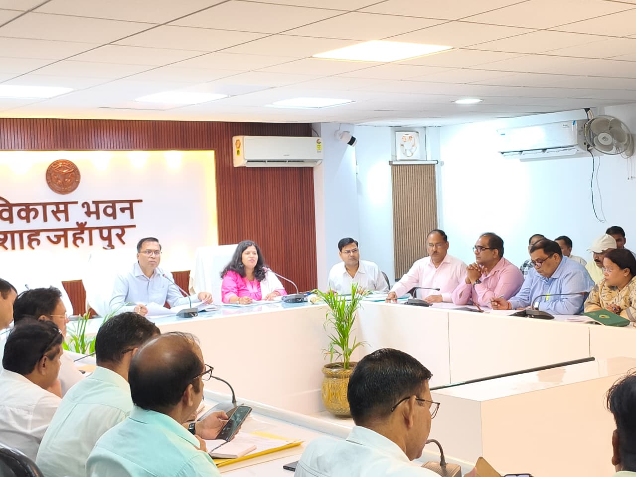 Shahjahanpur News- जिलाधिकारी ने विकास कार्यों की समीक्षा की
