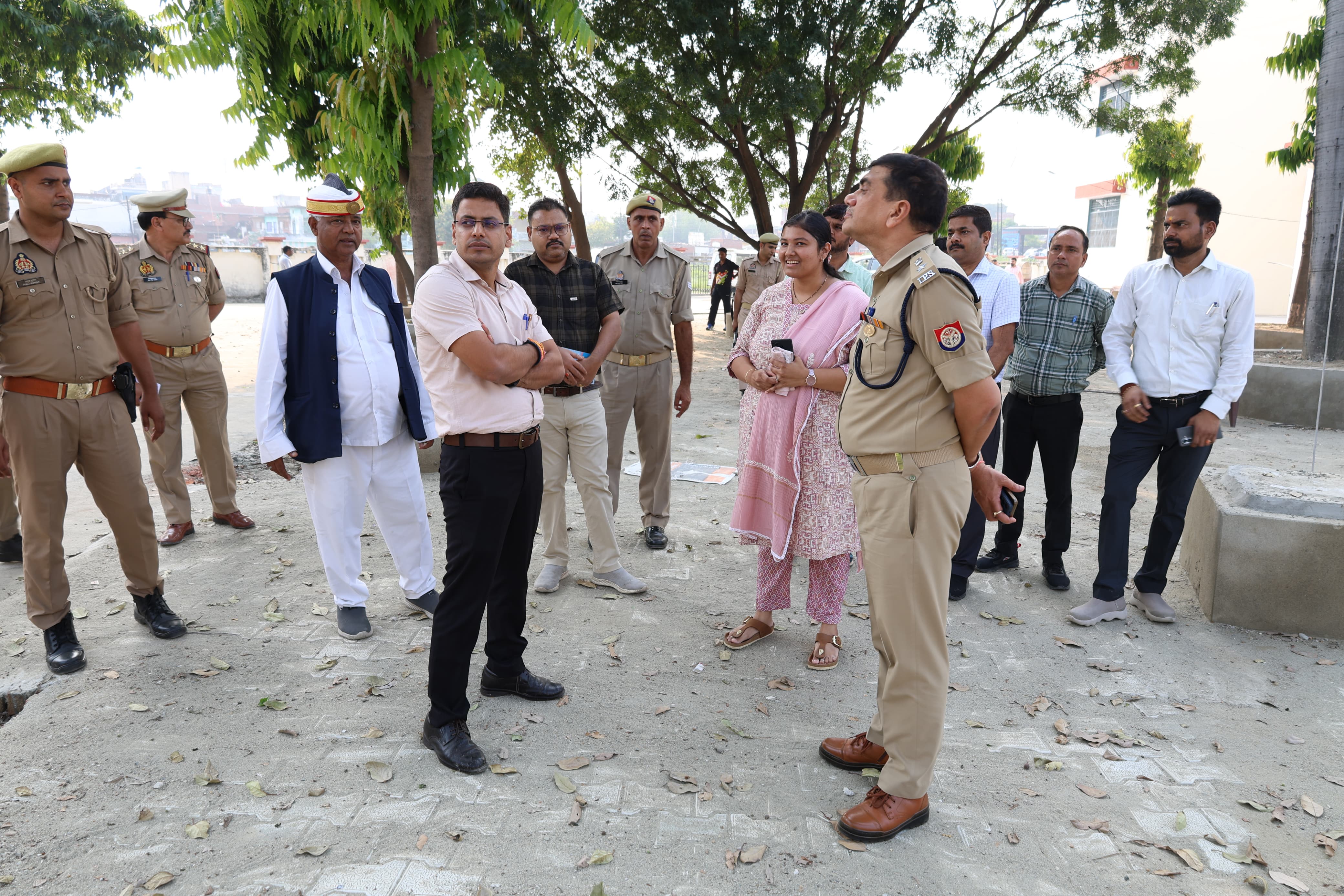 Rampur News:  डीएम-एसपी ने हस्तशिल्प कला केन्द्र और आरसेटी की व्यवस्थाएं देखीं 