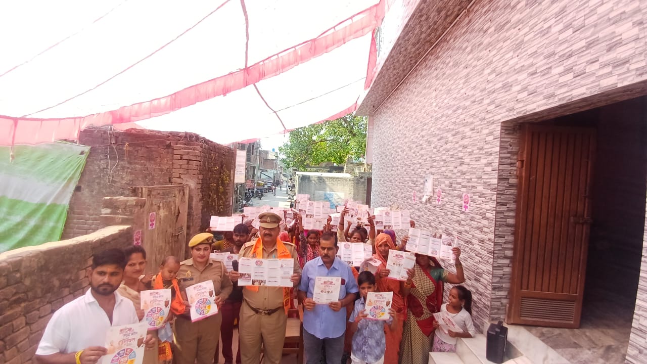 KASGANJ NEWS मिशन शक्ति टीम ने सोरों के मोहल्ला चक्रतीर्थ में महिलाओं को किया जागरूक, साइबर क्राइम व हेल्पलाइन नंबरों की दी जानकारी